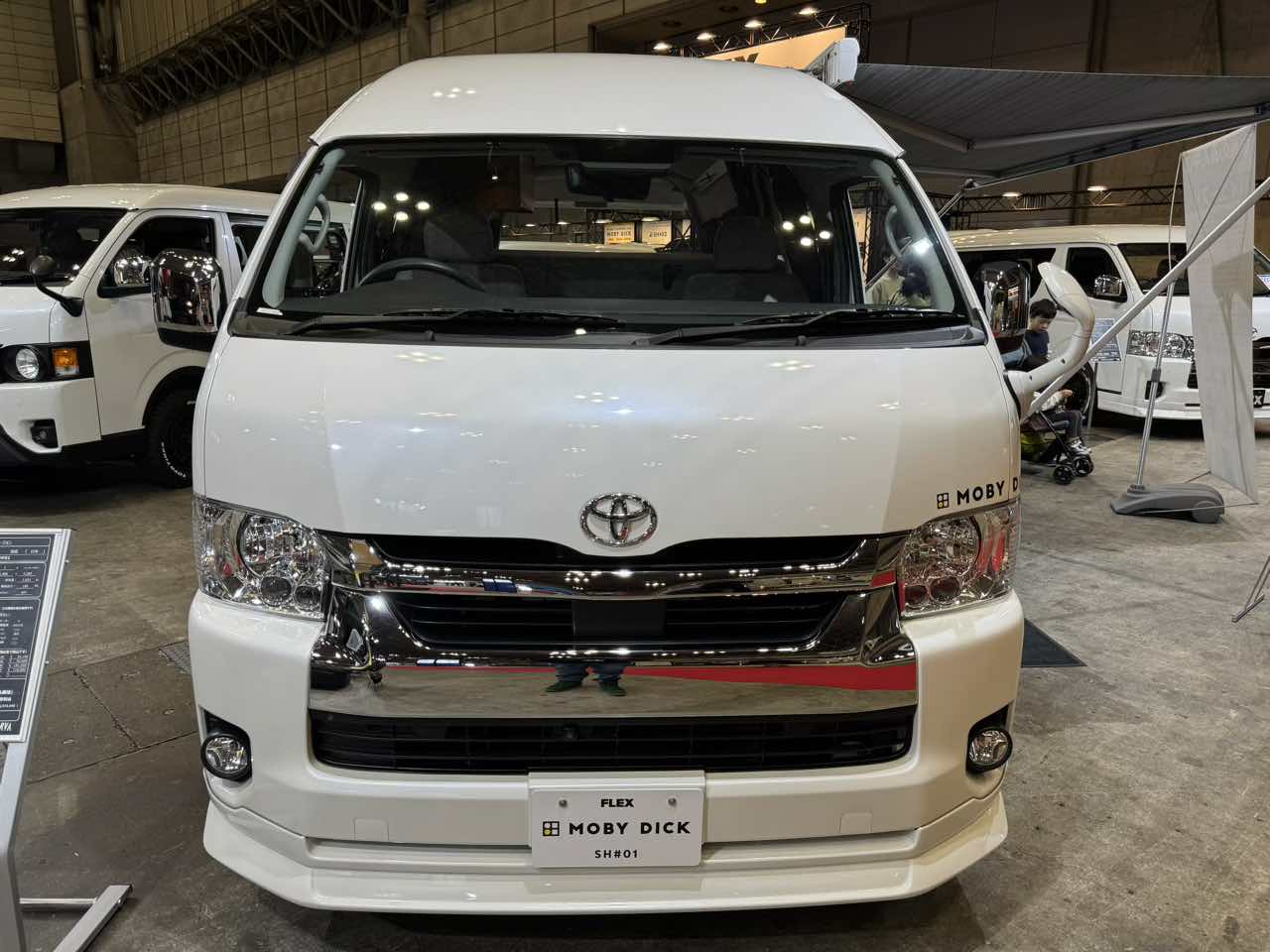 ｜良い感じのリビングが広がる車内！　住みたくなっちゃうトヨタ ハイエースがベースのキャンパー