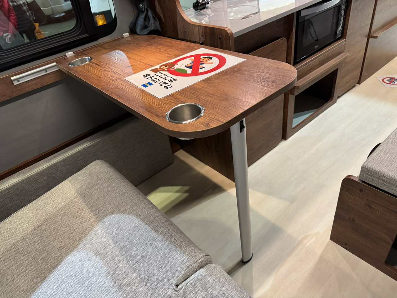 ｜良い感じのリビングが広がる車内！　住みたくなっちゃうトヨタ ハイエースがベースのキャンパー