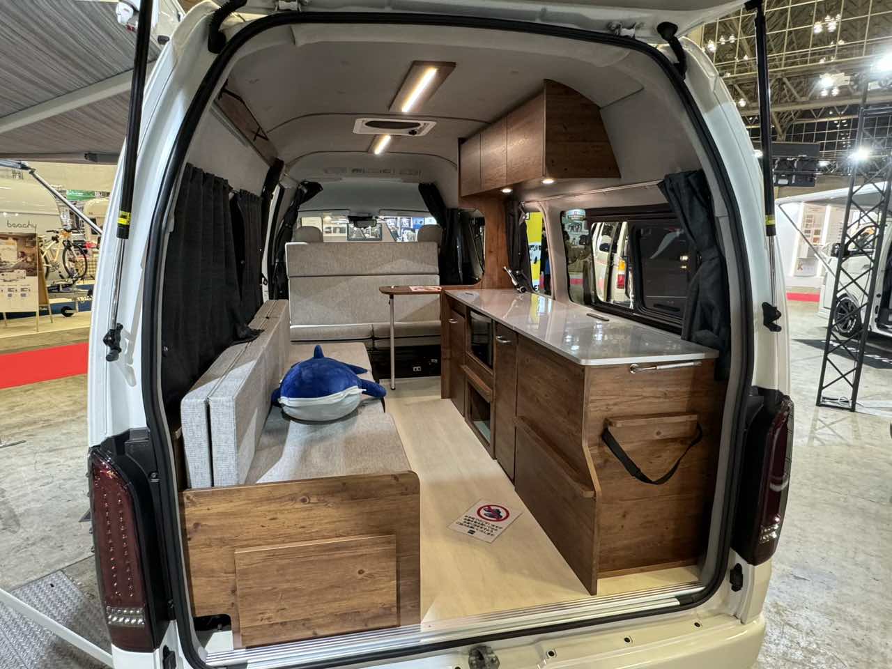 |良い感じのリビングが広がる車内! 住みたくなっちゃうトヨタ ハイエースがベースのキャンパー