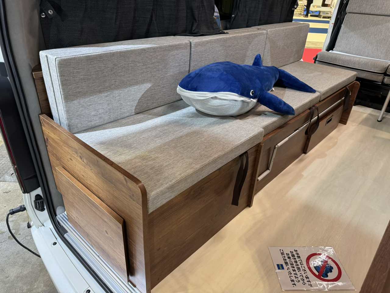 |良い感じのリビングが広がる車内! 住みたくなっちゃうトヨタ ハイエースがベースのキャンパー