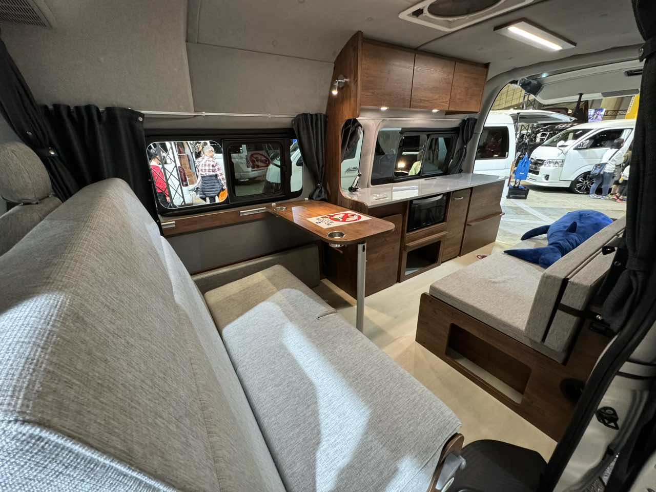 |良い感じのリビングが広がる車内! 住みたくなっちゃうトヨタ ハイエースがベースのキャンパー