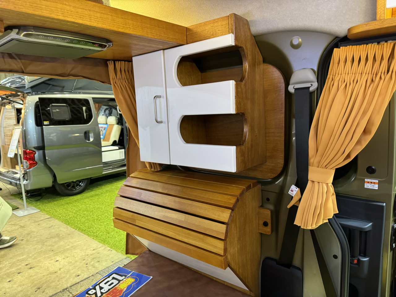｜コンパクトでも中は広々！　山小屋のような雰囲気も魅力のダイハツ アトレーがベースの軽キャンパー
