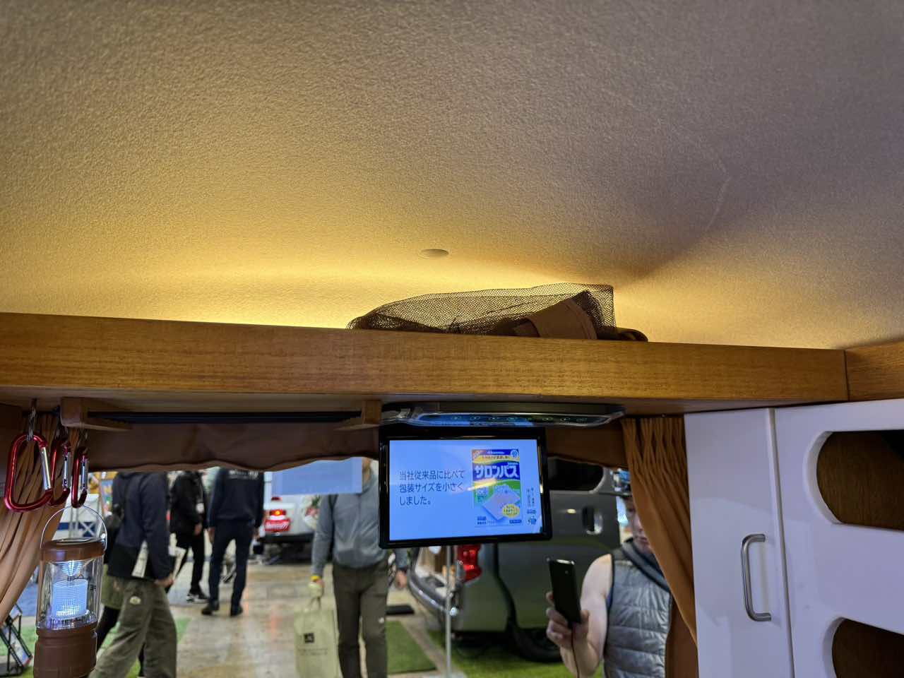 ｜コンパクトでも中は広々！　山小屋のような雰囲気も魅力のダイハツ アトレーがベースの軽キャンパー