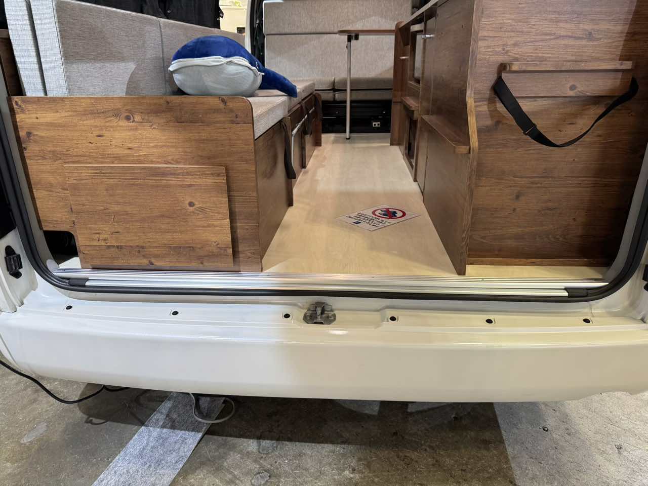 ｜良い感じのリビングが広がる車内！　住みたくなっちゃうトヨタ ハイエースがベースのキャンパー