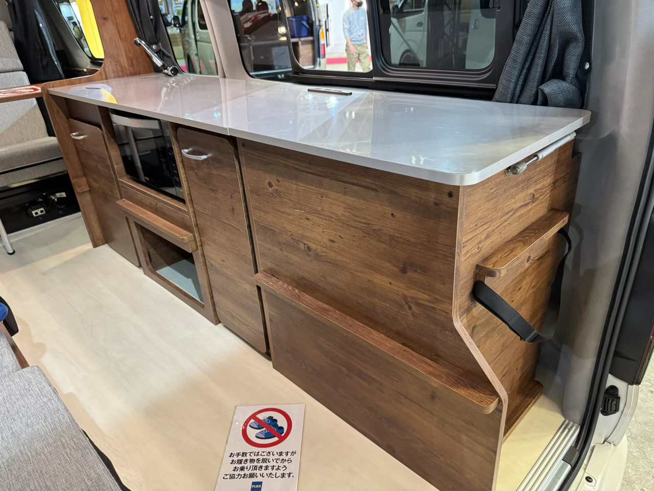 |良い感じのリビングが広がる車内! 住みたくなっちゃうトヨタ ハイエースがベースのキャンパー