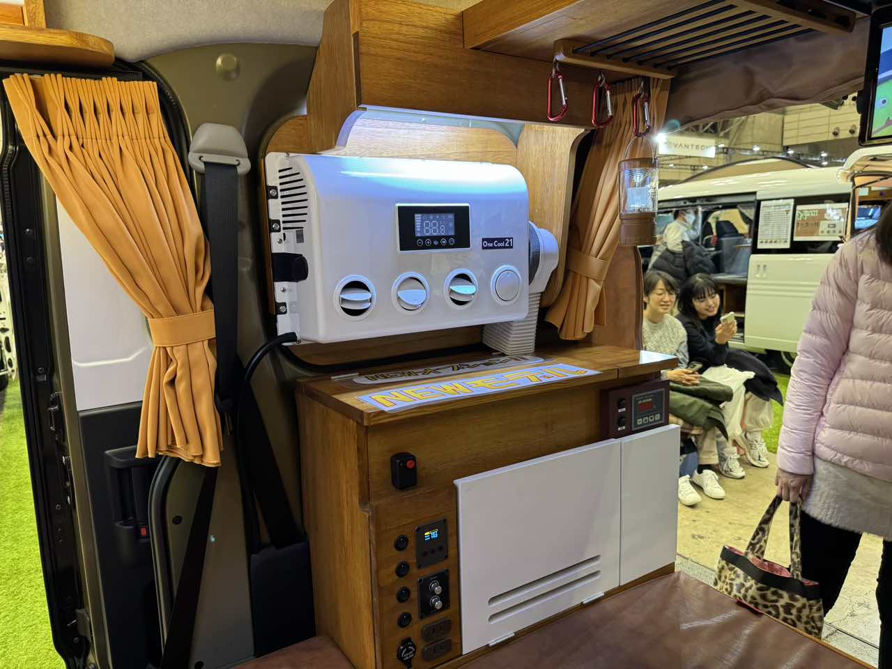 ｜コンパクトでも中は広々！　山小屋のような雰囲気も魅力のダイハツ アトレーがベースの軽キャンパー