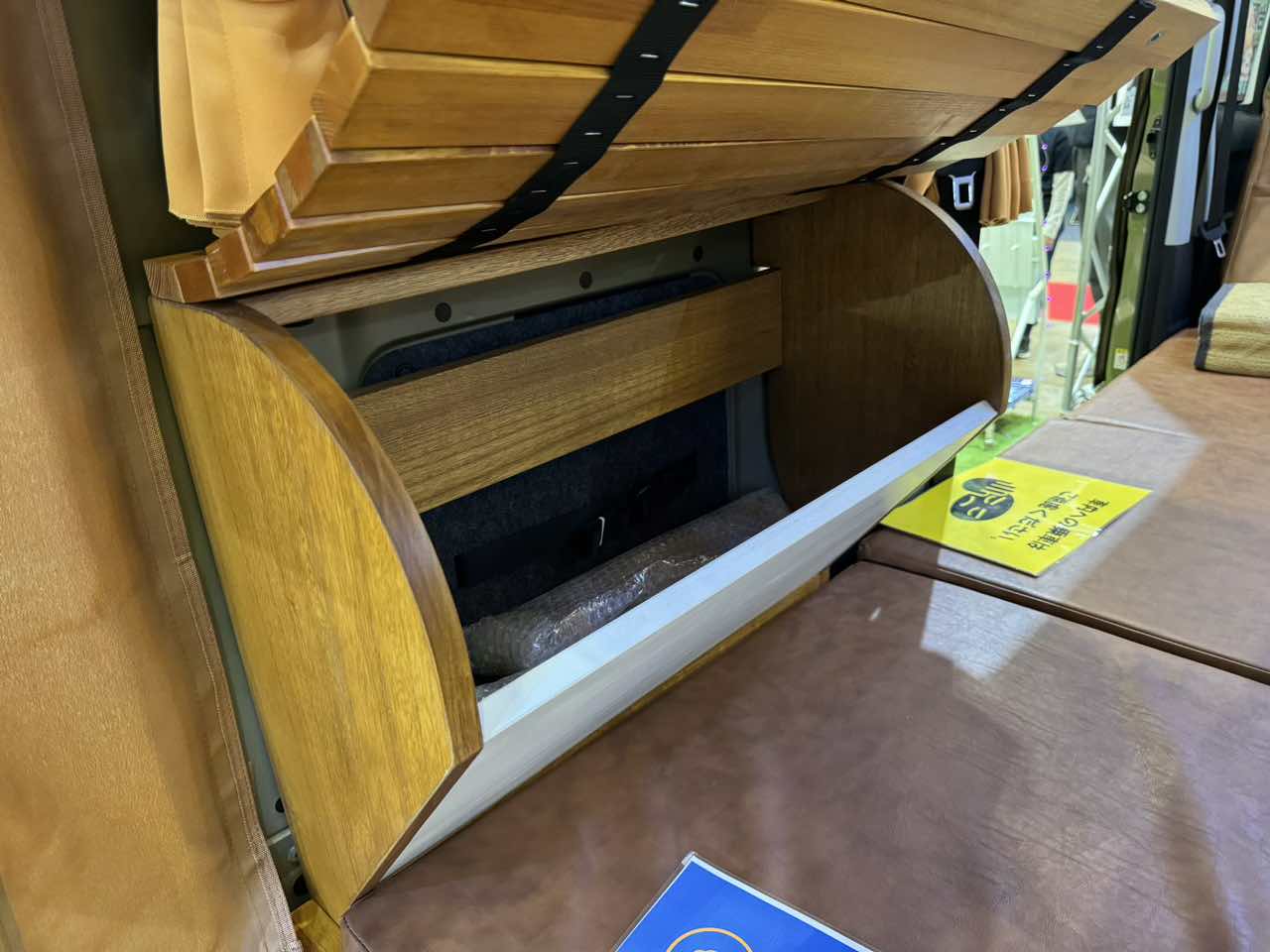 ｜コンパクトでも中は広々！　山小屋のような雰囲気も魅力のダイハツ アトレーがベースの軽キャンパー