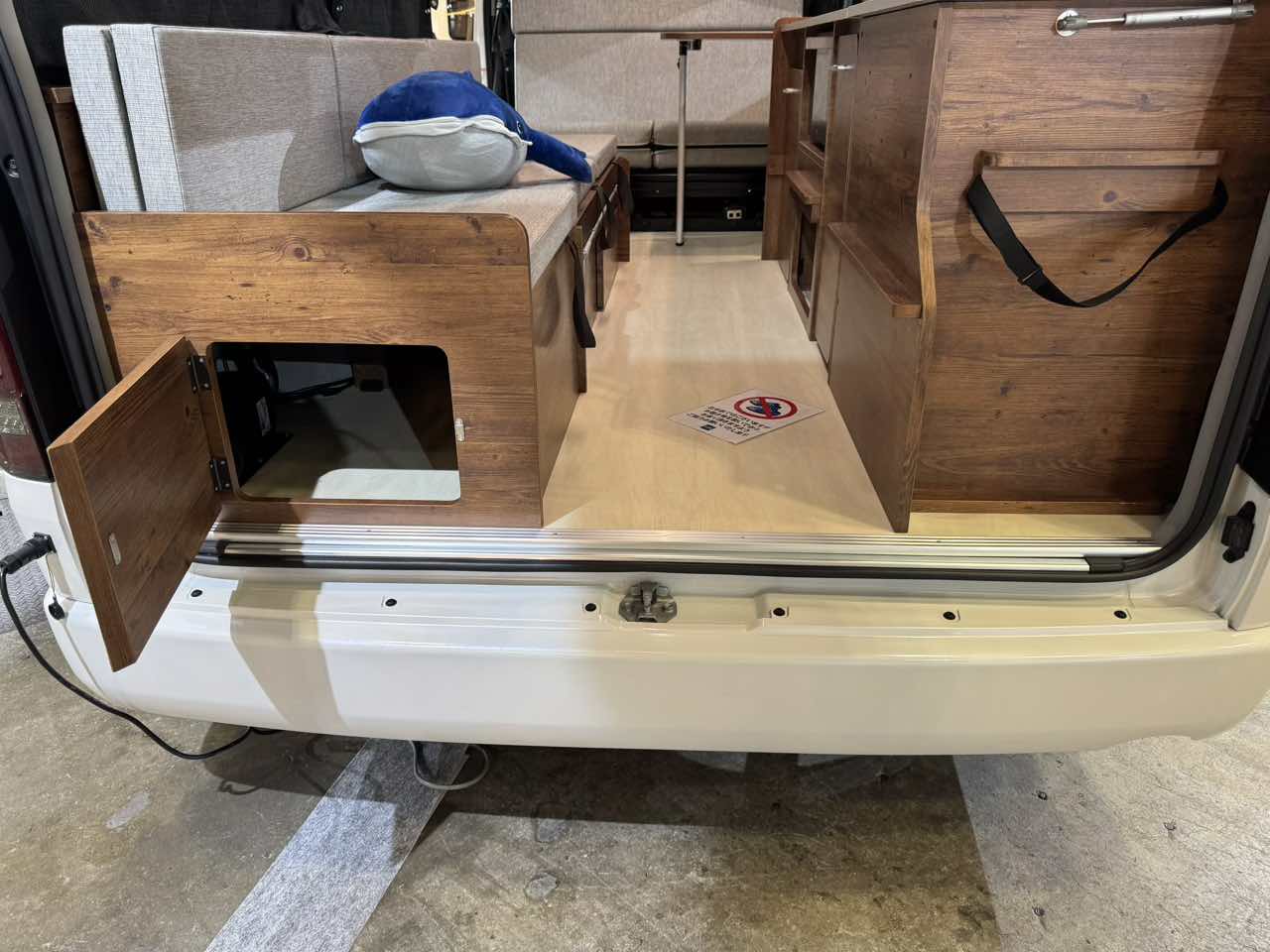 ｜良い感じのリビングが広がる車内！　住みたくなっちゃうトヨタ ハイエースがベースのキャンパー