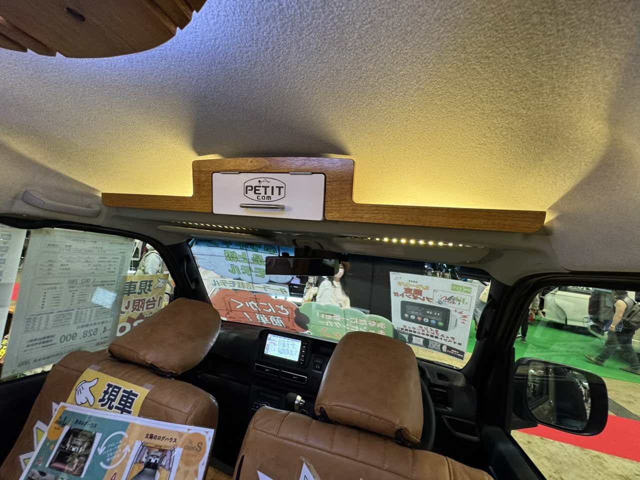 ｜コンパクトでも中は広々！　山小屋のような雰囲気も魅力のダイハツ アトレーがベースの軽キャンパー