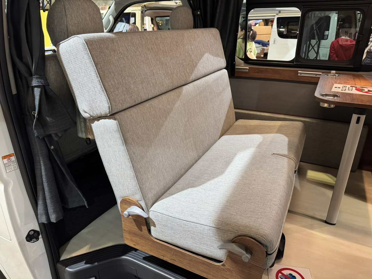 ｜良い感じのリビングが広がる車内！　住みたくなっちゃうトヨタ ハイエースがベースのキャンパー