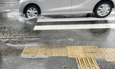 【歩いてる側の身になってよ…】水たまりでの乱暴な泥ハネ運転、場合によっては罰金の可能性もアリ