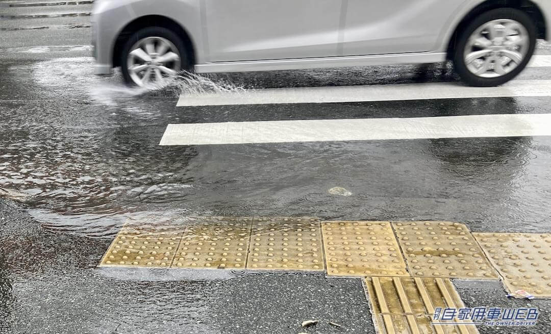 【歩いてる側の身になってよ…】水たまりでの乱暴な泥ハネ運転、場合によっては罰金の可能性もアリ
