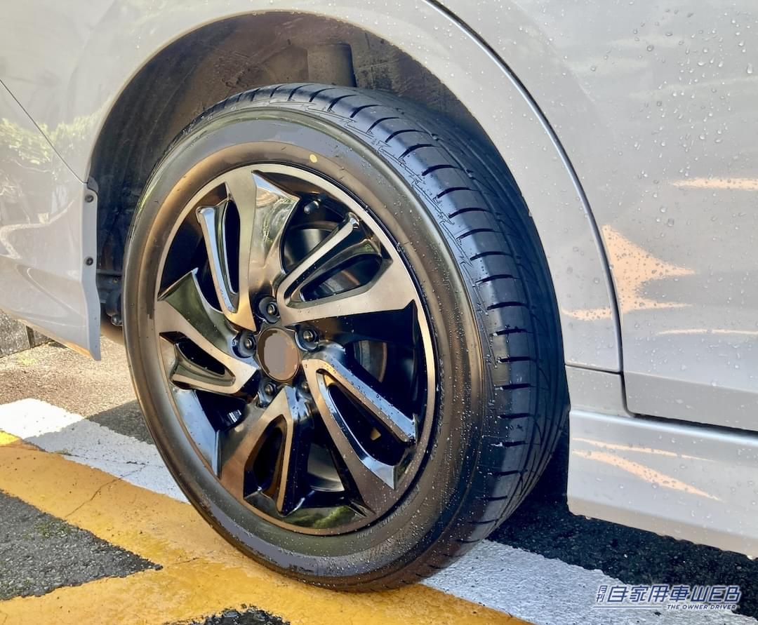 タイヤの溝は定期的に確認しておきたい。|「うわっ やられた…」大雨は注意。あなたの運転”泥はね被害”を出してませんか?「それ違反だよ」「反則金あります」