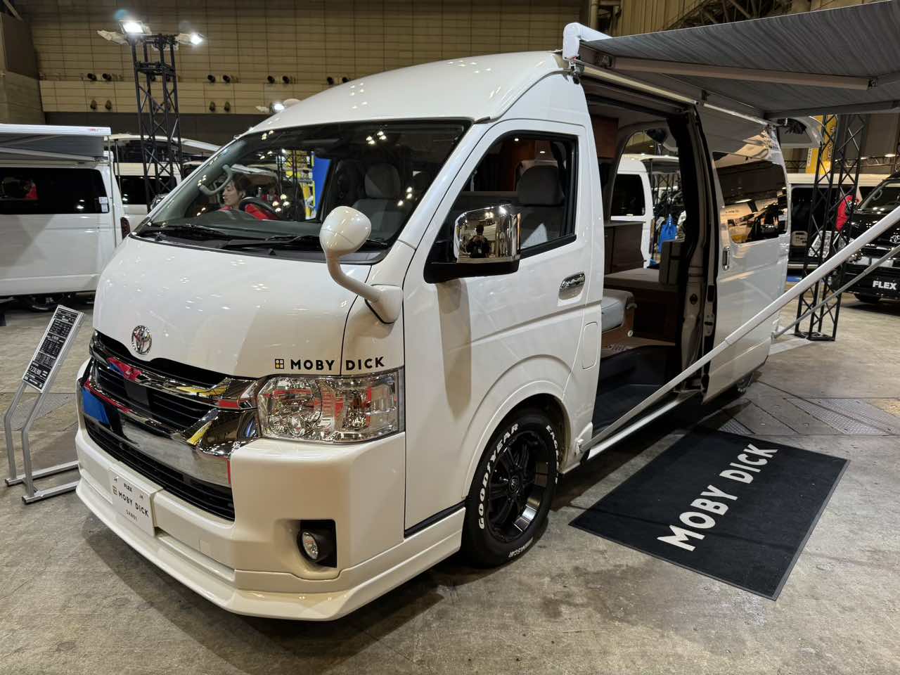 良い感じのリビングが広がる車内! 住みたくなっちゃうトヨタ ハイエースがベースのキャンパー