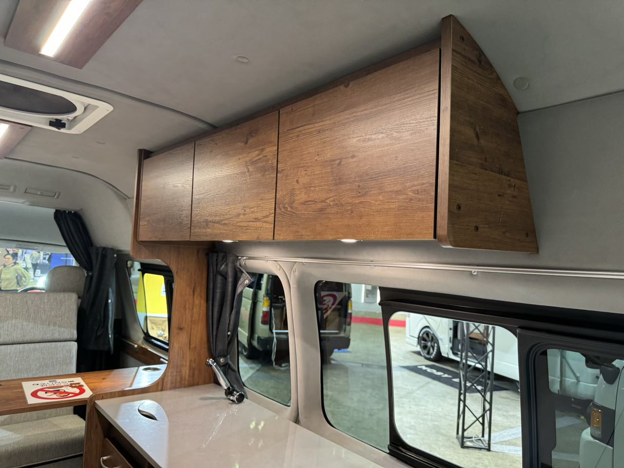 ｜良い感じのリビングが広がる車内！　住みたくなっちゃうトヨタ ハイエースがベースのキャンパー