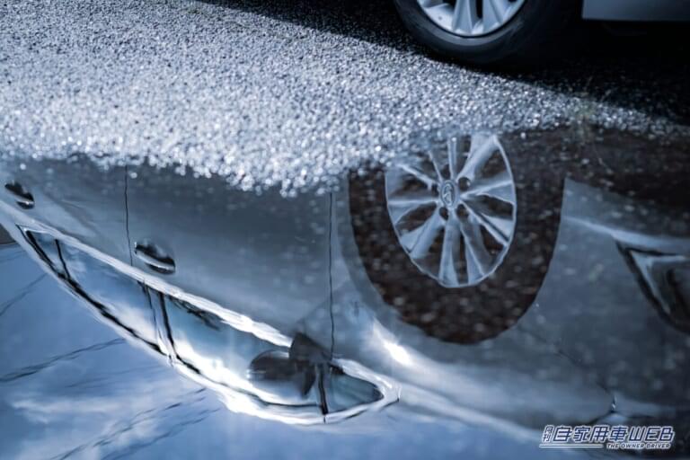 自動車と水たまりの写真|【歩いてる側の身になってよ…】水たまりでの乱暴な泥ハネ運転、場合によっては罰金の可能性もアリ
