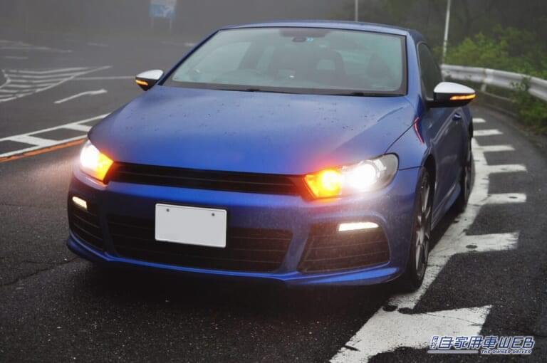 ハザードランプをたいて停車するクルマの写真|ハザードランプ、点灯したまま走るのは交通違反? 正しい使い方知ってる?