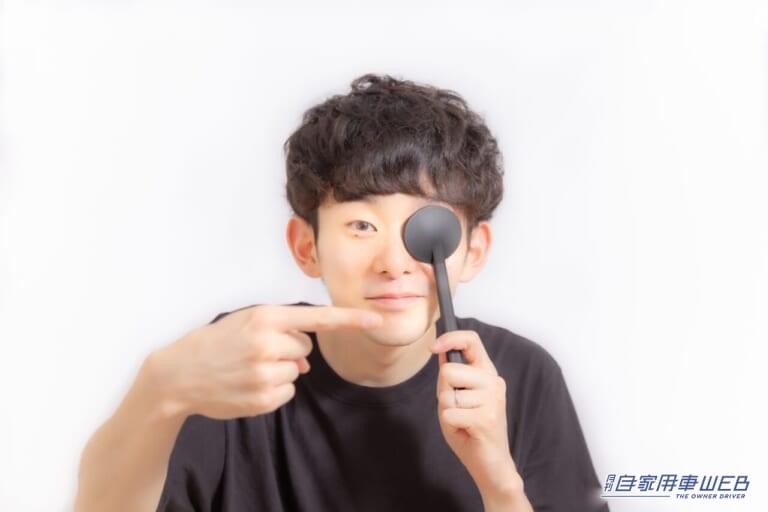 視力検査をする男性の写真|「どっちだっけ…」ものもらいで眼帯、片目で運転してもいいの?