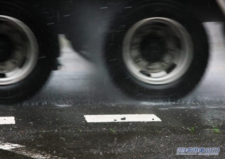 雨天時に走行するクルマのタイヤ接写