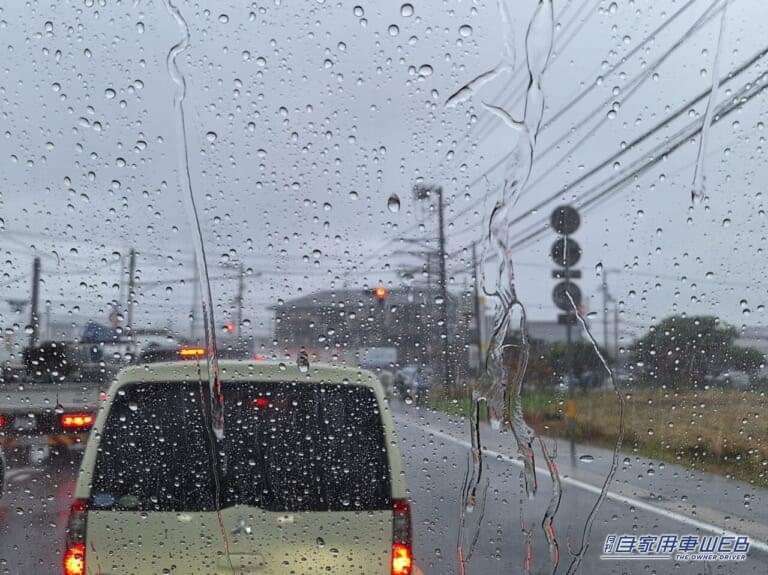 雨天時走行中、フロントガラス越しの視界