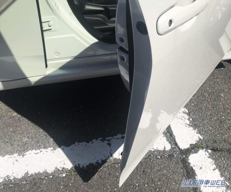 自動車のドアが開いている写真|「不用意にドアを開いた者の末路…」意外と高額な費用、精神的ダメージ。誰しも加害者にも被害者にもなり得るトラブル。