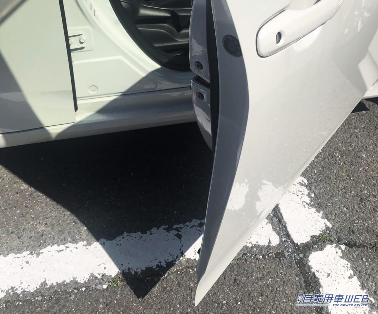 自動車のドアが開いている写真|「不用意にドアを開いた者の末路…」意外と高額な費用、精神的ダメージ。誰しも加害者にも被害者にもなり得るトラブル。