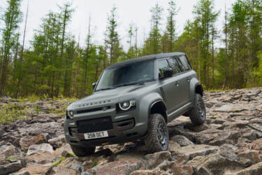 ランドローバーの新フラッグシップ「ディフェンダー オクタ」の概要を発表。国内仕様車の価格は2037万円から