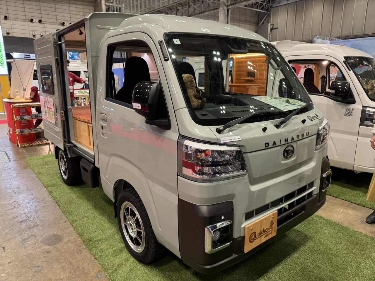 ｜ヒノキ造りの贅沢車内！　ダイハツ ハイゼットトラックがベースの軽キャンパー