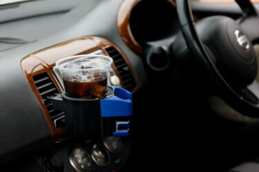 【絶対気を付けて】運転中のスマホはNG! だけど、運転しながら飲食はOKなの?