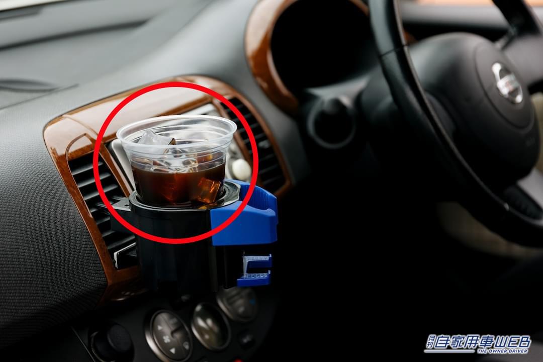 【絶対気を付けて】運転中のスマホはNG! だけど、運転しながら飲食はOKなの?