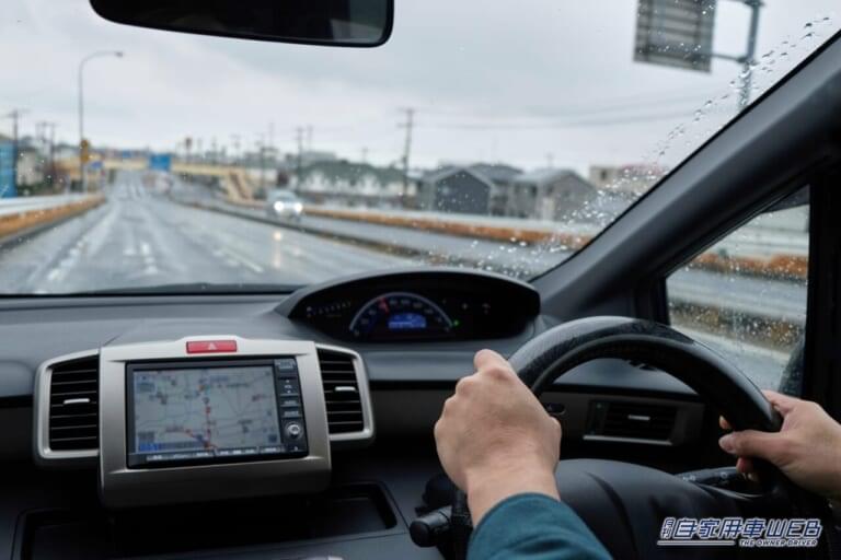雨天時に運転する人の運転席側からの目線|「歩行者や自転車が消える!?」雨の日の危険、とくに注意すべきは夜間走行で発生する“蒸発現象”