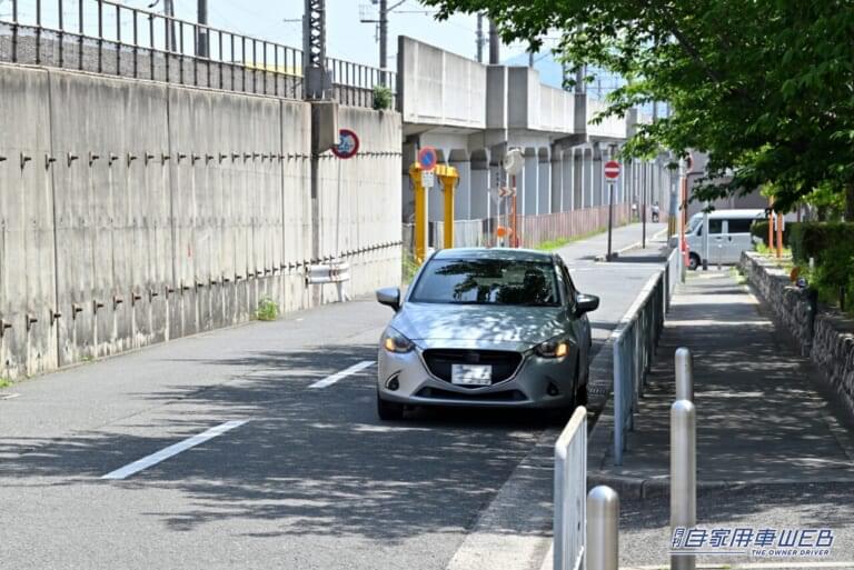 道路脇に駐車するクルマの写真