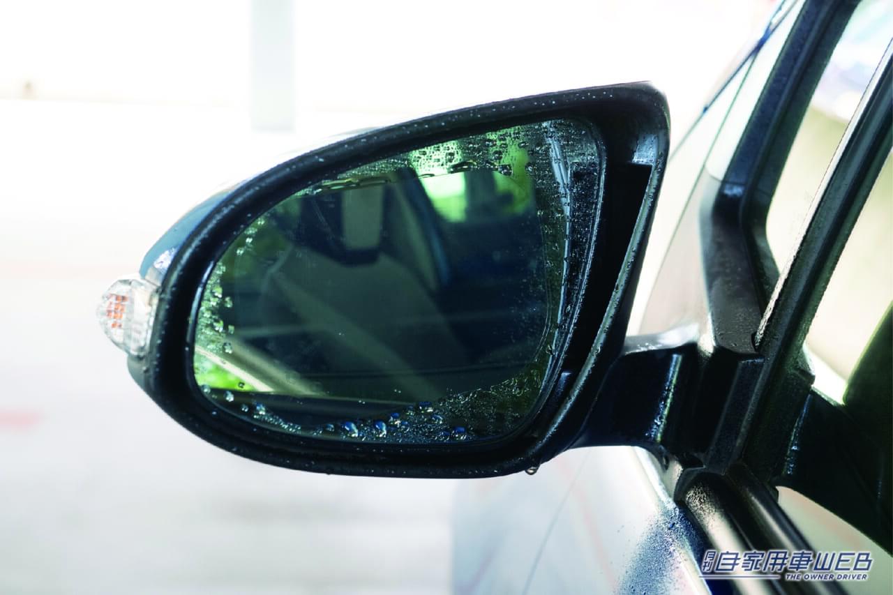 |「み、見えねぇ…」雨の日のサイドミラー見えない問題を”超簡単”に解決するアイテムとは!?