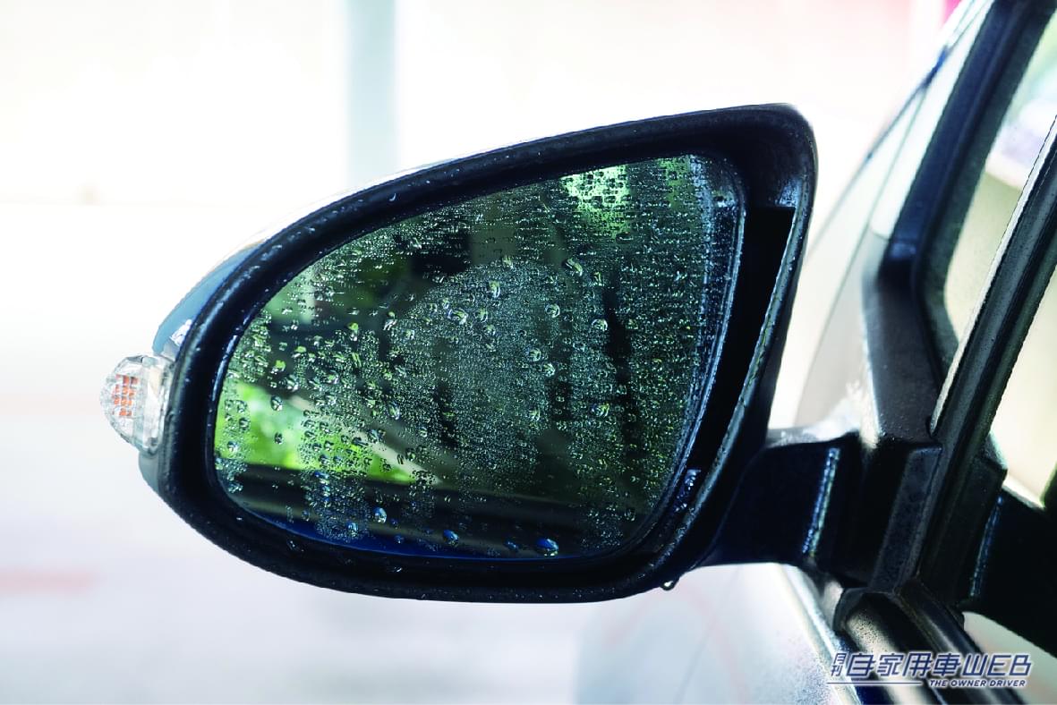 |「み、見えねぇ…」雨の日のサイドミラー見えない問題を”超簡単”に解決するアイテムとは!?