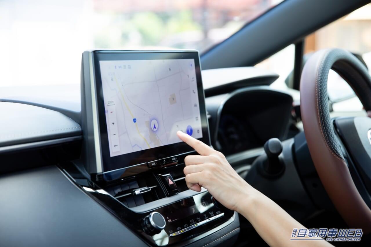 カーナビを操作する写真|【あなたはどっち派?】「大手カーショップ」と「通販業者」、カー用品はどちらで買うべき?