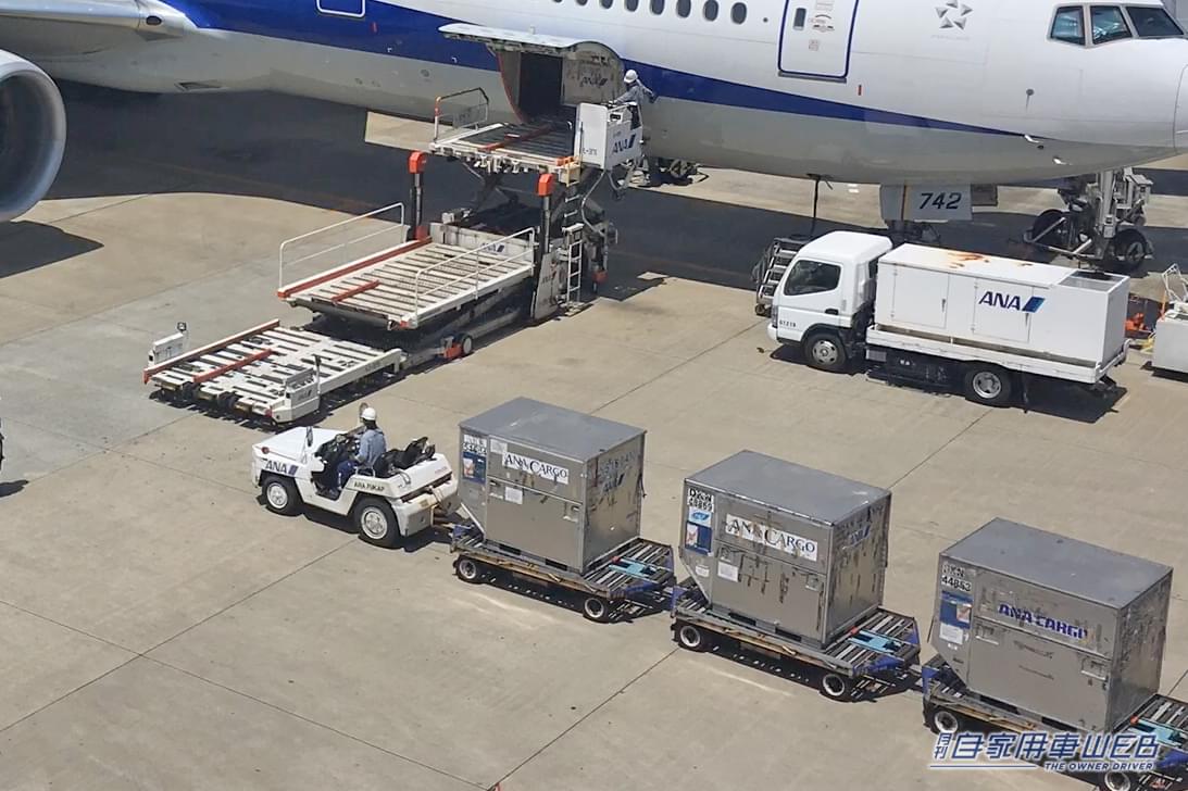 |「そうなってたの!?」ユニークだけど効率的!飛行機に荷物を積む方法。はたらくクルマが大活躍!