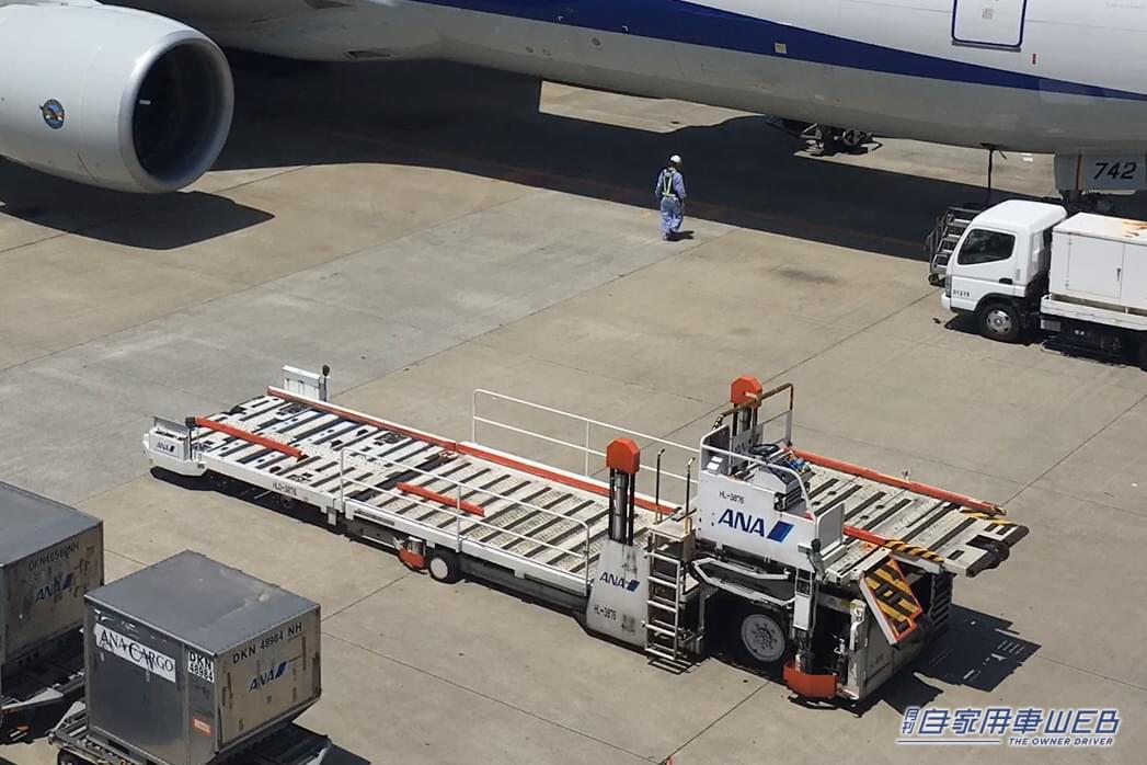 |「そうなってたの!?」ユニークだけど効率的!飛行機に荷物を積む方法。はたらくクルマが大活躍!