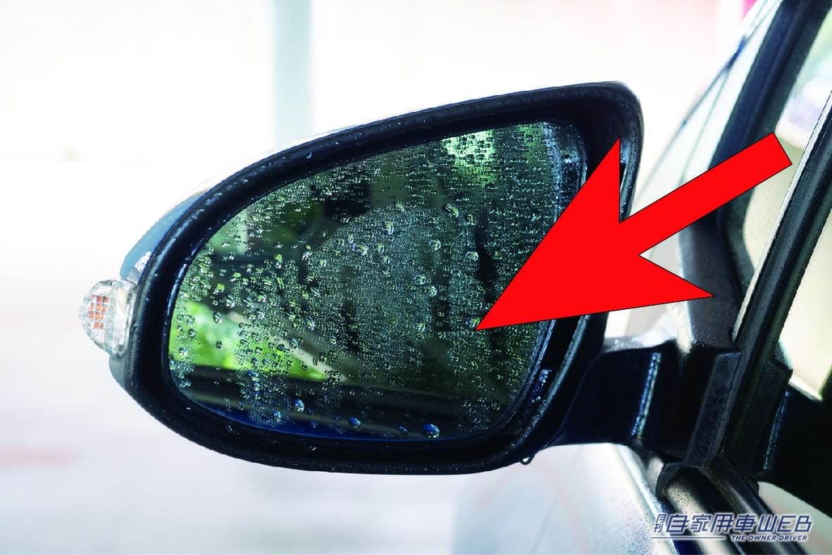「み、見えねぇ…」雨の日のサイドミラー見えない問題を”超簡単”に解決するアイテムとは!?