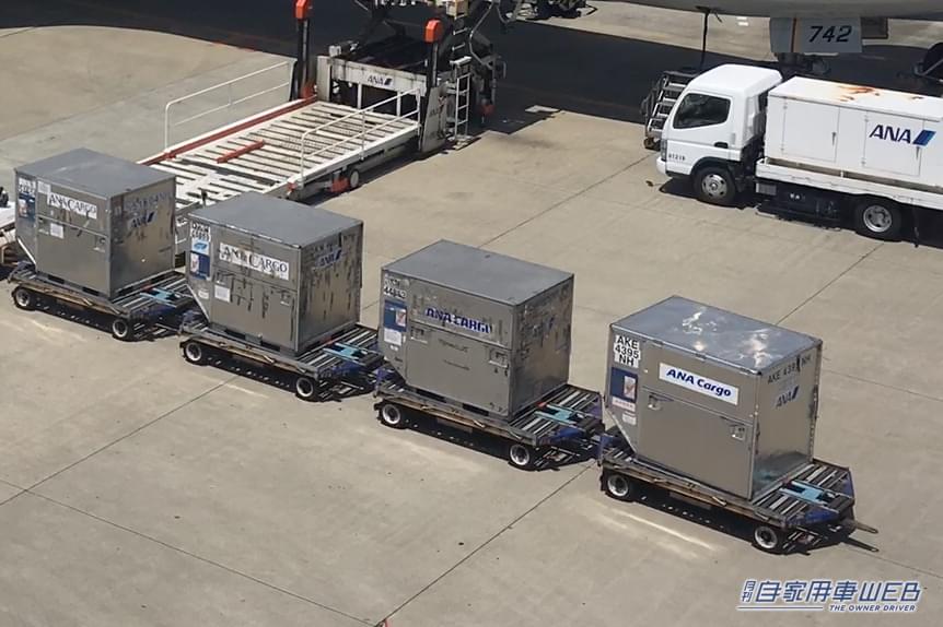 |「そうなってたの!?」ユニークだけど効率的!飛行機に荷物を積む方法。はたらくクルマが大活躍!