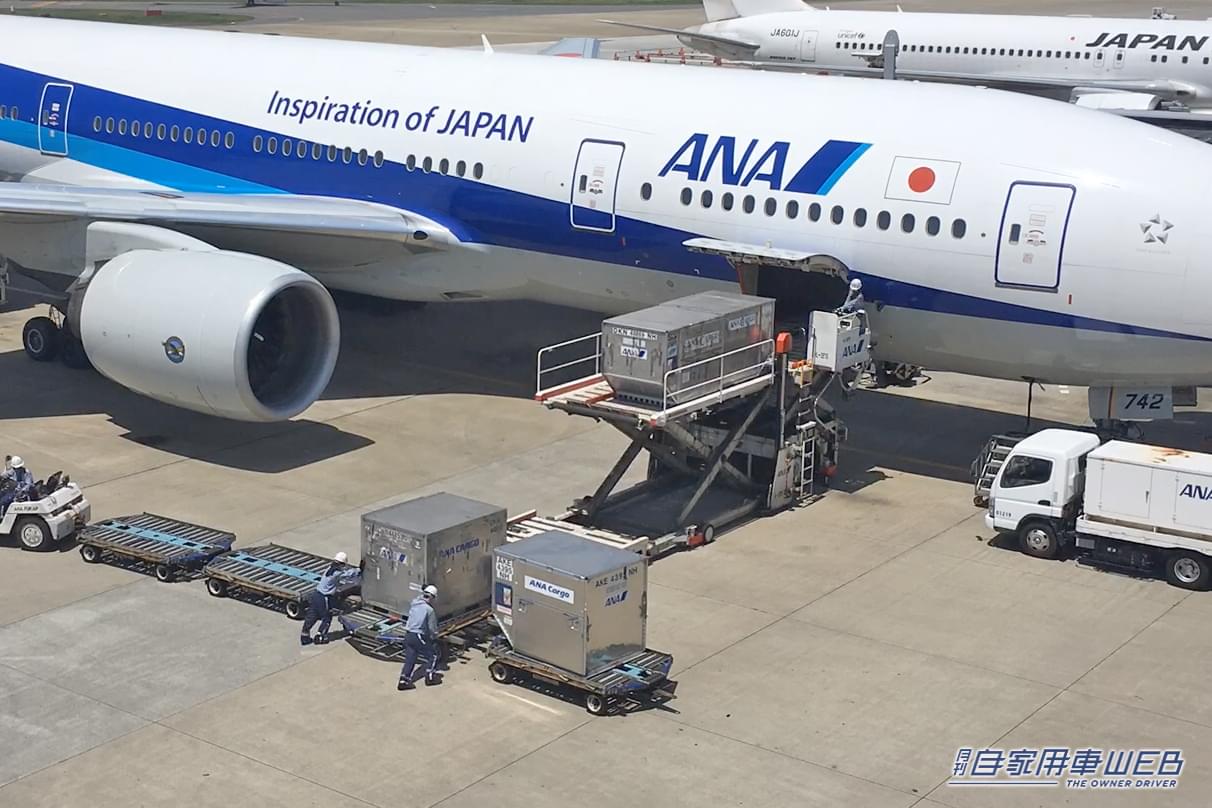 |「そうなってたの!?」ユニークだけど効率的!飛行機に荷物を積む方法。はたらくクルマが大活躍!