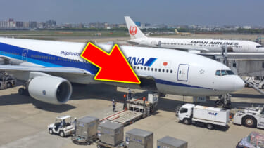 「そうなってたの!?」ユニークだけど効率的!飛行機に荷物を積む方法。はたらくクルマが大活躍!