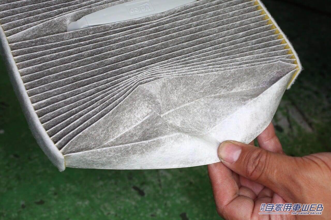 |「えっ 知らなかった」「効果抜群だ…」クルマのエアコンを使っているなら試してほしい、ついつい忘れがちな作業。芳香剤よりも先に試すべし。