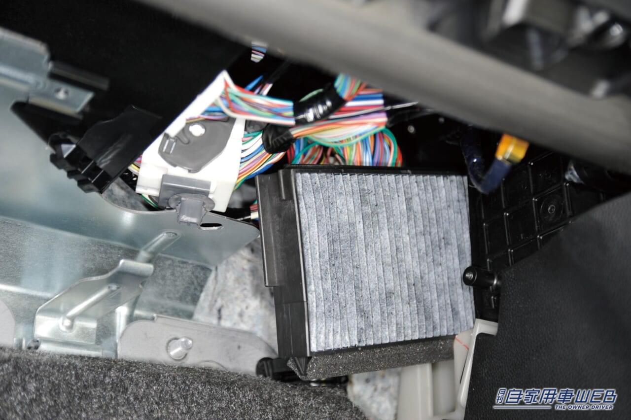 |「えっ 知らなかった」「効果抜群だ…」クルマのエアコンを使っているなら試してほしい、ついつい忘れがちな作業。芳香剤よりも先に試すべし。