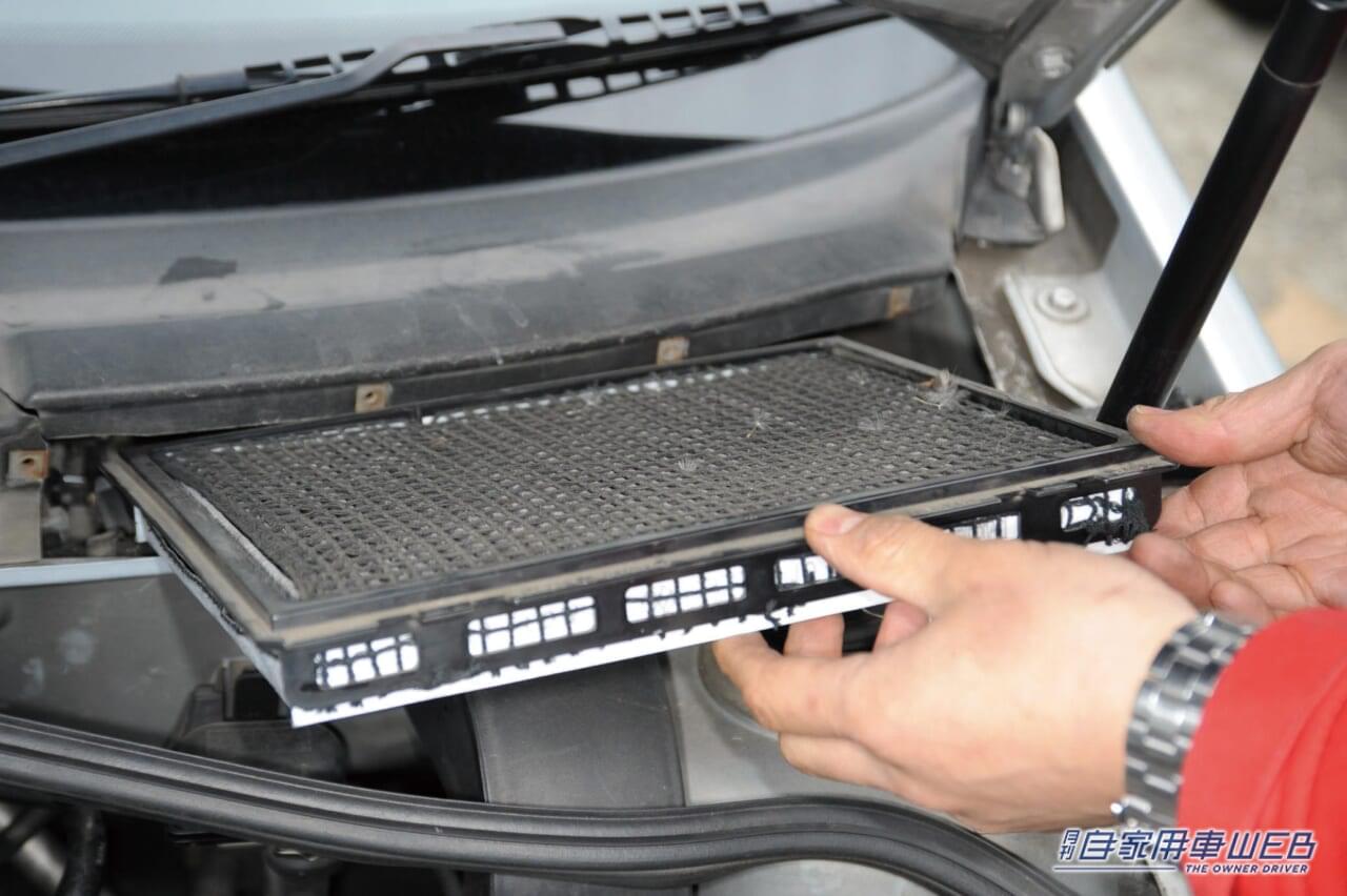 |「えっ 知らなかった」「効果抜群だ…」クルマのエアコンを使っているなら試してほしい、ついつい忘れがちな作業。芳香剤よりも先に試すべし。