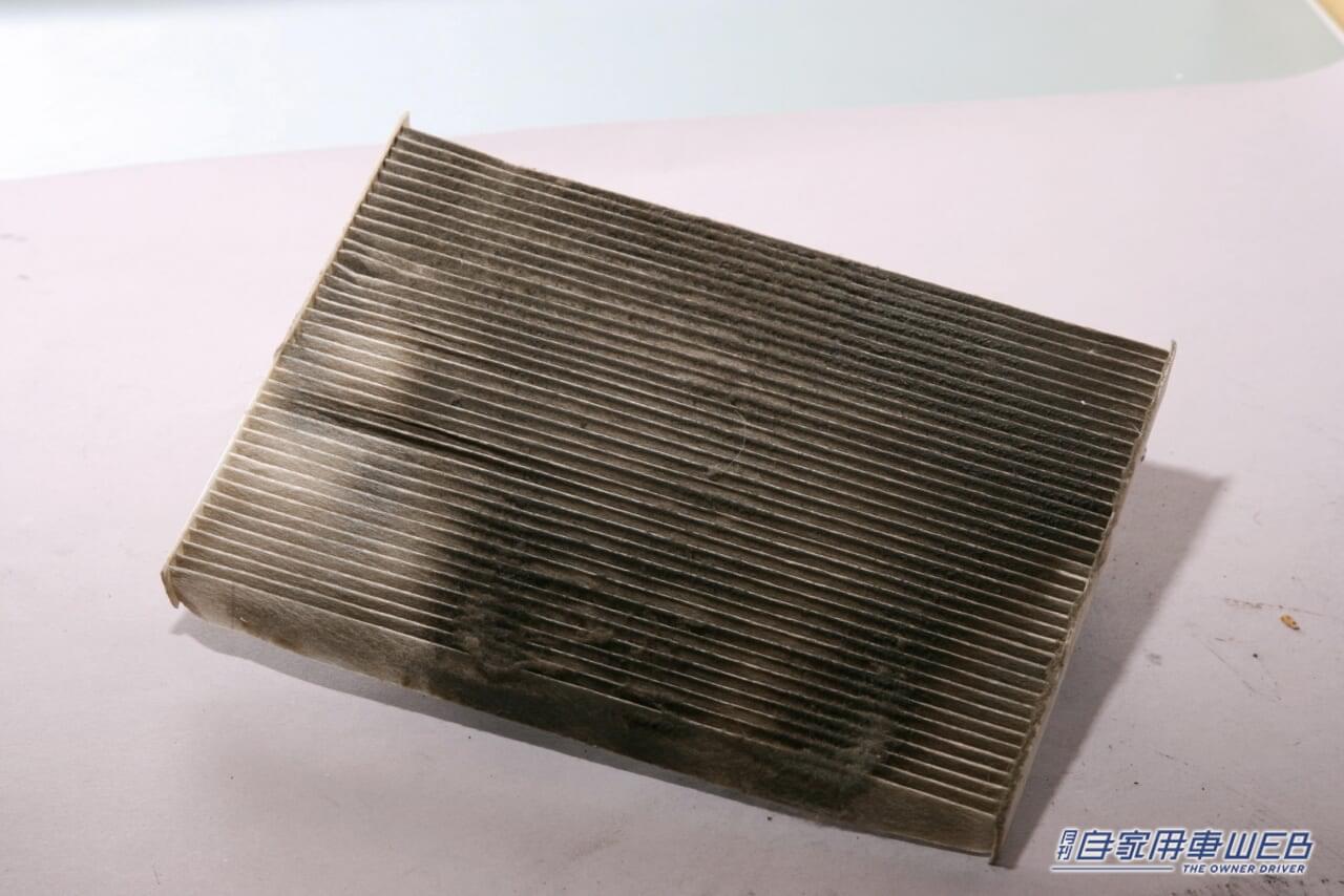 |「えっ 知らなかった」「効果抜群だ…」クルマのエアコンを使っているなら試してほしい、ついつい忘れがちな作業。芳香剤よりも先に試すべし。