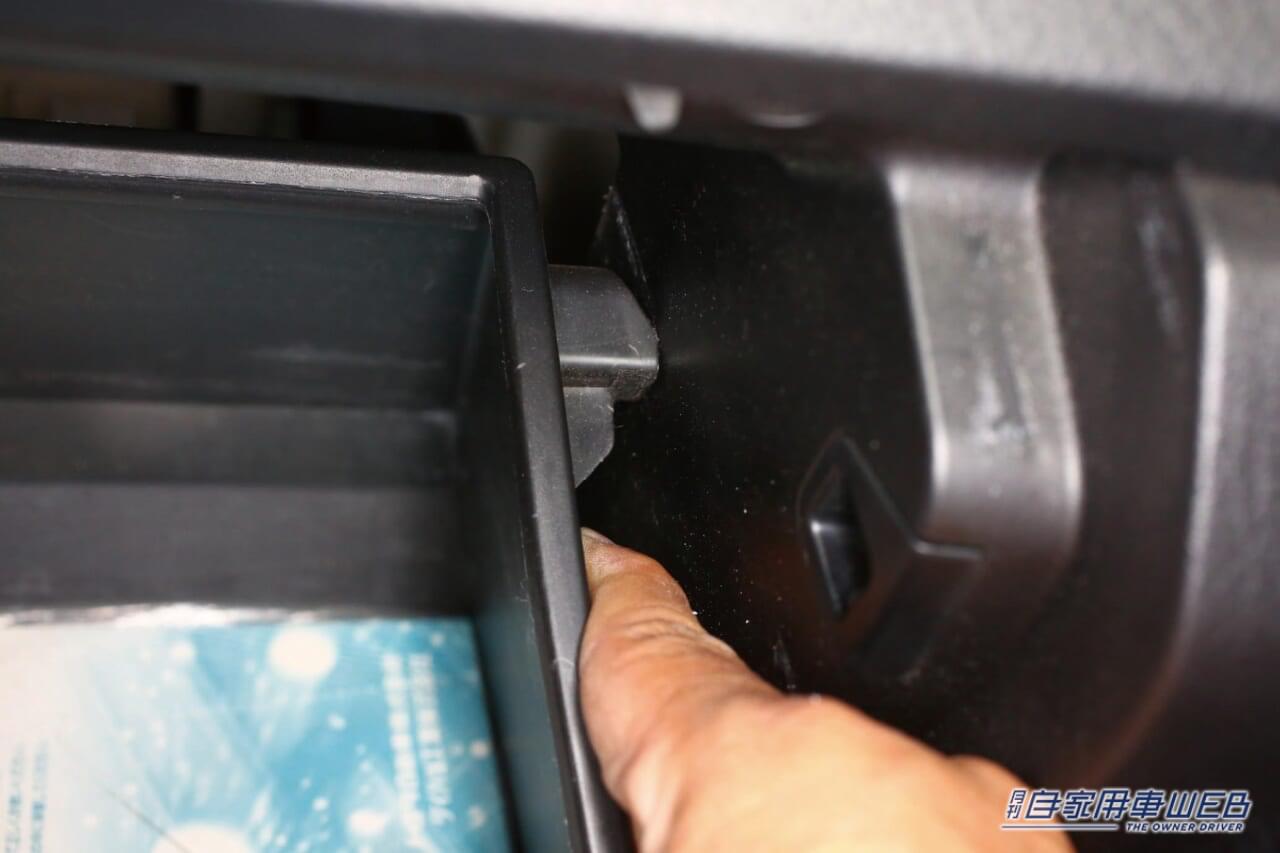 |「えっ 知らなかった」「効果抜群だ…」クルマのエアコンを使っているなら試してほしい、ついつい忘れがちな作業。芳香剤よりも先に試すべし。