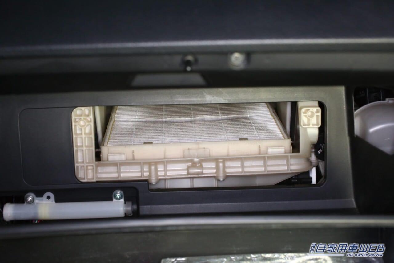 |「えっ 知らなかった」「効果抜群だ…」クルマのエアコンを使っているなら試してほしい、ついつい忘れがちな作業。芳香剤よりも先に試すべし。