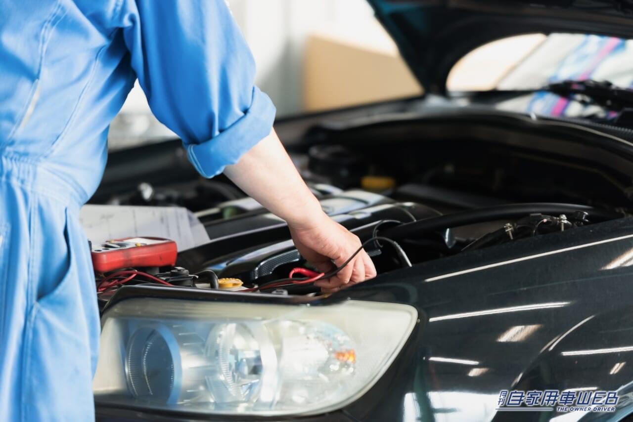 クルマのメンテナンスをしている写真|【あなたはどっち派?】「大手カーショップ」と「通販業者」、カー用品はどちらで買うべき?