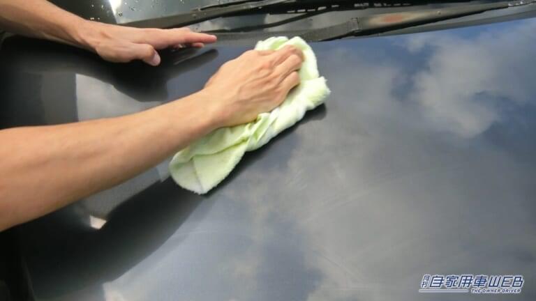 クルマのボディをタオルで拭き取る人の手元の写真|「えっ、違うの?」「普通に知ってた」 “ボディコーティング”と”ワックス”の違いって?