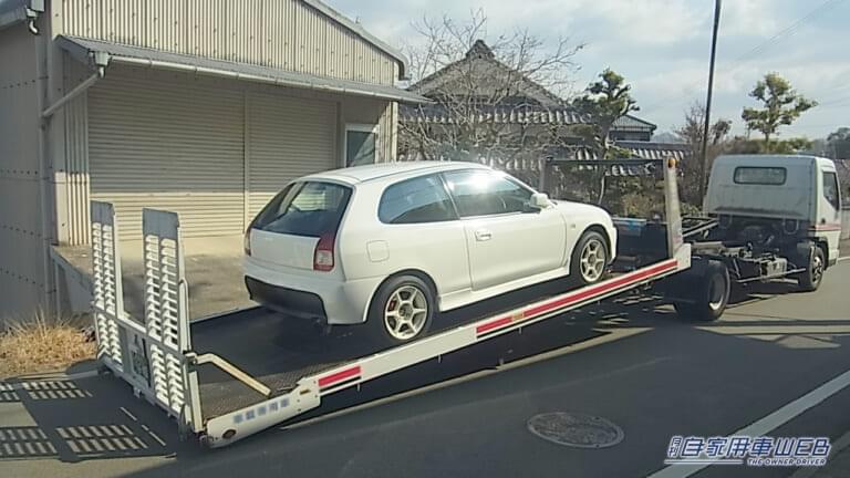 引き渡されるクルマの写真|【任意保険が使えない可能性も…】クルマの所有者が急に亡くなった時の手続きと気を付けたいポイントは?